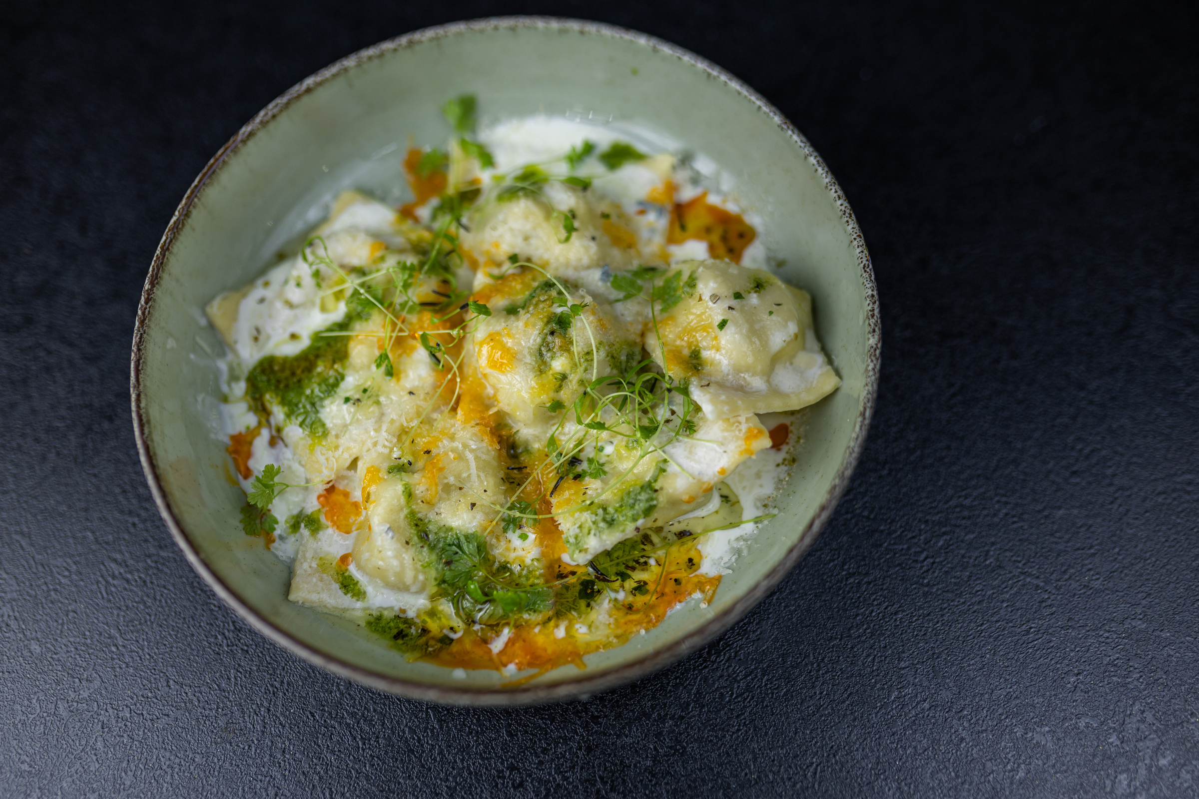 Равіолі з соусом з пармезану з начинкою з птиці та томатів