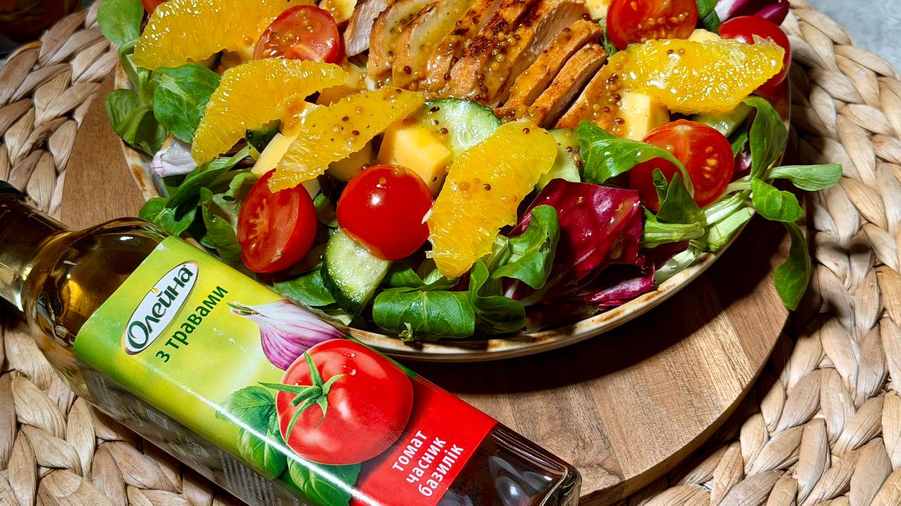 Рецепт Свіжого салату з куркою, апельсином і медово-гірчичним соусом